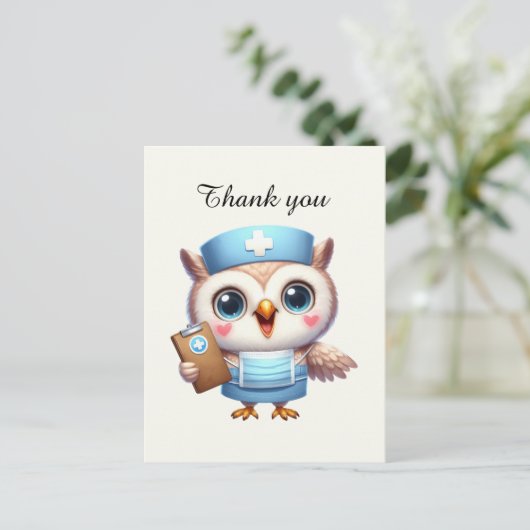 Schattige verpleegster bedankt uil briefkaart (Staand voorkant)