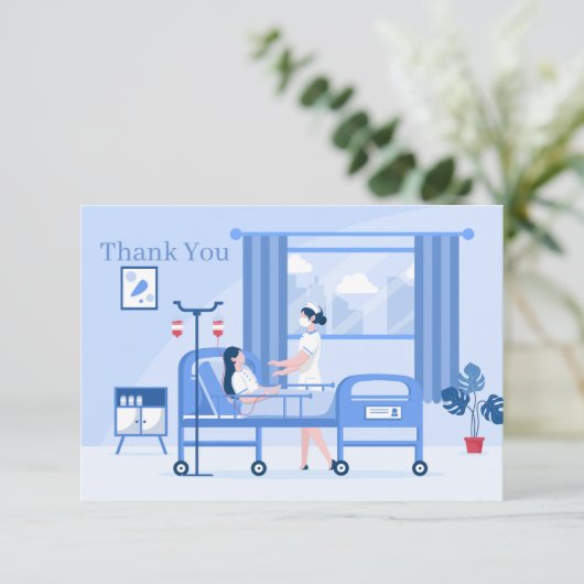 schattige verpleegster voegt sentiment toe bedankkaart (Staand voorkant)