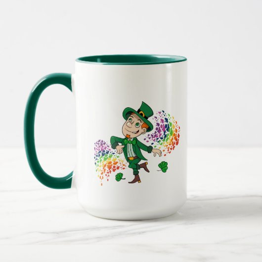 Schattige vrolijk lachende dansende kabouter, een  mok (Links)