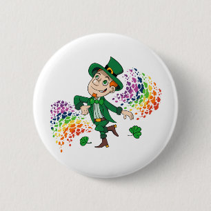 Schattige vrolijk lachende dansende kabouter, een  ronde button 5,7 cm
