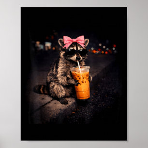 Schattige wasbeer drinkt ijskoude koffie grappige poster
