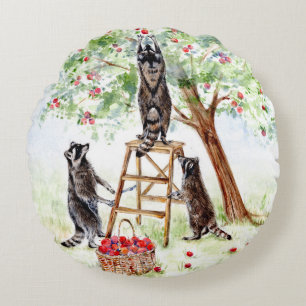 Schattige wasberen in appelboomgaard rond kussen