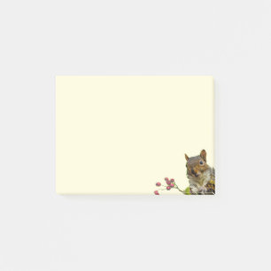 Schattige wilde eekhoorn op ivoor post-it® notes