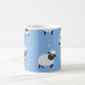 Schattige wit schaap:  lammeren. koffiemok (Center)