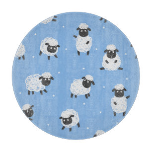 Schattige wit schaap:  lammeren. snijplank