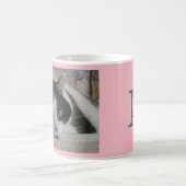 Schattige wit zwart kat foto monogram naam roze koffiemok (Center)
