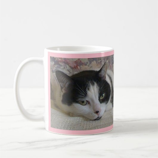 Schattige wit zwart kat foto monogram naam roze koffiemok (Links)