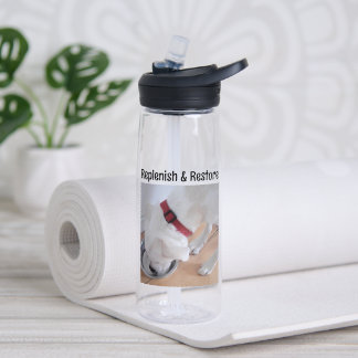 Schattige Witte Hond Drinkt Water Zilveren Kom Gez Waterfles