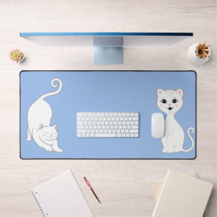 Schattige witte kat Animes op lichtblauw Bureaumat