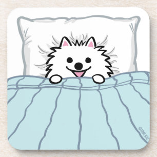 Schattige witte Pomeranian hond ingestopt in bed Bier Onderzetter