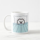 Schattige witte pommerse hond, geplukt in bed koffiemok (Links)