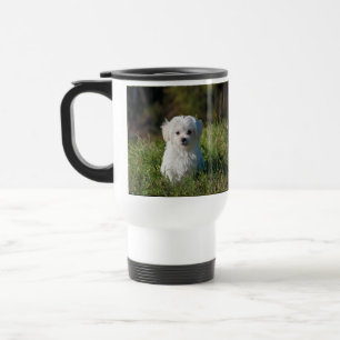 Schattige witte puppy reisbeker