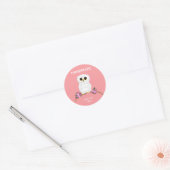 Schattige witte uil op lichtroze handgemaakt ronde sticker (Envelop)