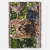 Schattige zoete Yorkshire terrier in het bos Deken (Voorkant Verticaal)