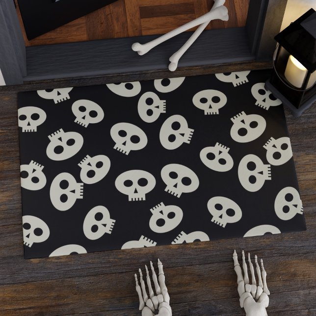 Schattige Zwart-Wit Halloween Skulls Deurmat (Cute skulls welcome your visitors on this Halloween doormat)