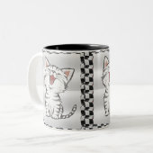 schattige zwarte en witte katten met dambord, mokk tweekleurige koffiemok (Voorkant links)