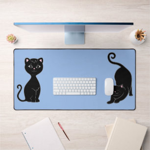 Schattige zwarte kat-animes op lichtblauw bureaumat