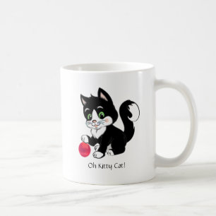 Schattige zwarte witte smoking kat & rode bal koffiemok