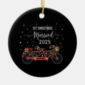 Schattigee 1e kerst Getrouwd 2025 Tandem Fiets Keramisch Ornament (Voorkant)