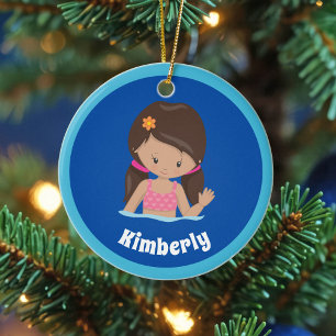 Schattigee aangepaste meisjes zwemmen team kerst keramisch ornament
