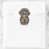 Schattigee Baby-aap die een boek over wit leest Ronde Sticker (Tas)