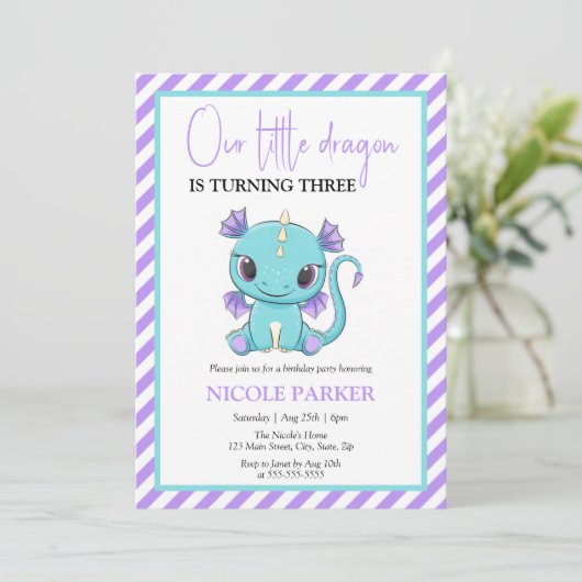 Schattigee Baby Dragon Paarse strepen Verjaardag Kaart (Staand voorkant)