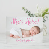 Schattigee Baby foto, ze is hier, roze Aankondiging (Staand voorkant)
