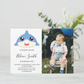 Schattigee Baby Shark Verjaardag Foto uitnodiging (Staand voorkant)