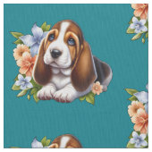 Schattigee Basset Hound Puppy Zittend Met Bloemen Stof (Close Up)