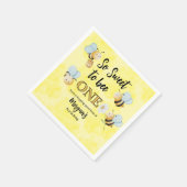 Schattigee bij een geel zwart eerste verjaardagsfe servet (Hoek)