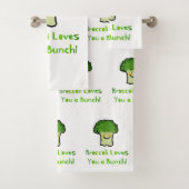 Schattigee Broccoli Pun Cartoon Design Bad Handdoek (Insitu)