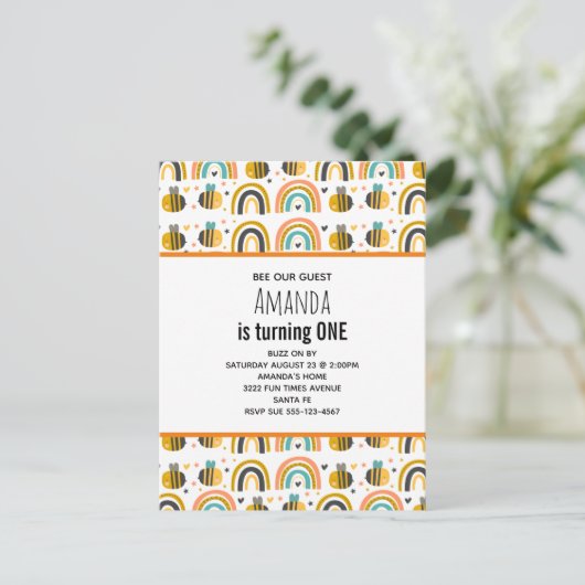 Schattigee Bumble Bee en Rainbows Pattern Verjaard Uitnodiging Briefkaart (Staand voorkant)