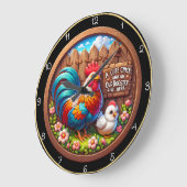 Schattigee chick en oude haan. grote klok (Hoek)