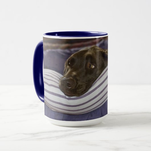 Schattigee Chocolade Labrador Retriever op Paarse  Mok (Voorkant links)