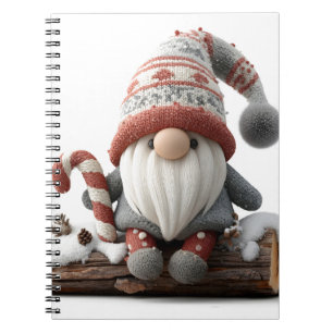 Schattigee Christmas Gnome met een snoepriet op ee Notitieboek