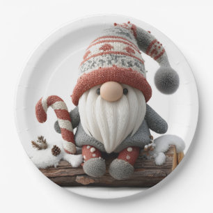 Schattigee Christmas Gnome met een snoepriet op ee Papieren Bordje