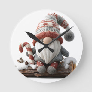 Schattigee Christmas Gnome met een snoepriet op ee Ronde Klok