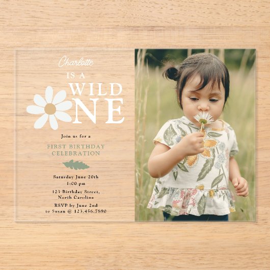 Schattigee Daisy Flower 1st Birthday Girl Wild One Acryl Uitnodigingen (Voorkant)