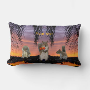 Schattigee eekhoorns bij tropische zonsondergang kussen