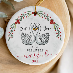 Schattigee eerste kerst getrouwd met witte vogels keramisch ornament