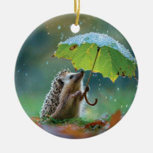 Schattigee egel met een bladparaplu keramisch ornament