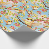 Schattigee en vrolijke vogels tussen de voorjaarsb cadeaupapier (Hoek)