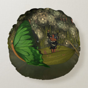 Schattigee fee in boot met vuurvliegjes rond kussen