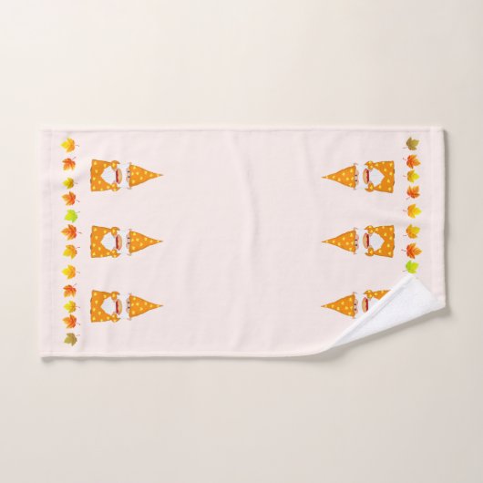 Schattigee Gnome en herfstbladeren op Beige Handdoek (Handdoek)