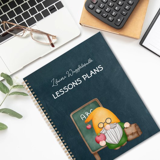 Schattigee gnoom docent op blauw krijtbord planner