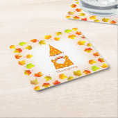 Schattigee gnoom & kleurrijke valbladeren vierkante kartonnen onderzetter (Schuin)