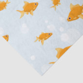 Schattigee goudvissen zwemmen in het water tissuepapier (Detail)