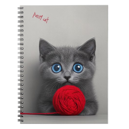 Schattigee Grey Kitten Spelen met Red Wool Ball Notitieboek (Voorkant)
