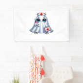 Schattigee Halloween-geest in een verpleegstersuni Spandoek (Insitu)
