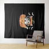 Schattigee Halloween Kitten in een Pumpkin Classic Wandkleed (In Situ (horizontaal))